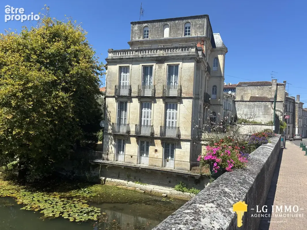Rare, superbe batisse au coeur de jonzac avec jardin et garage - photo 1