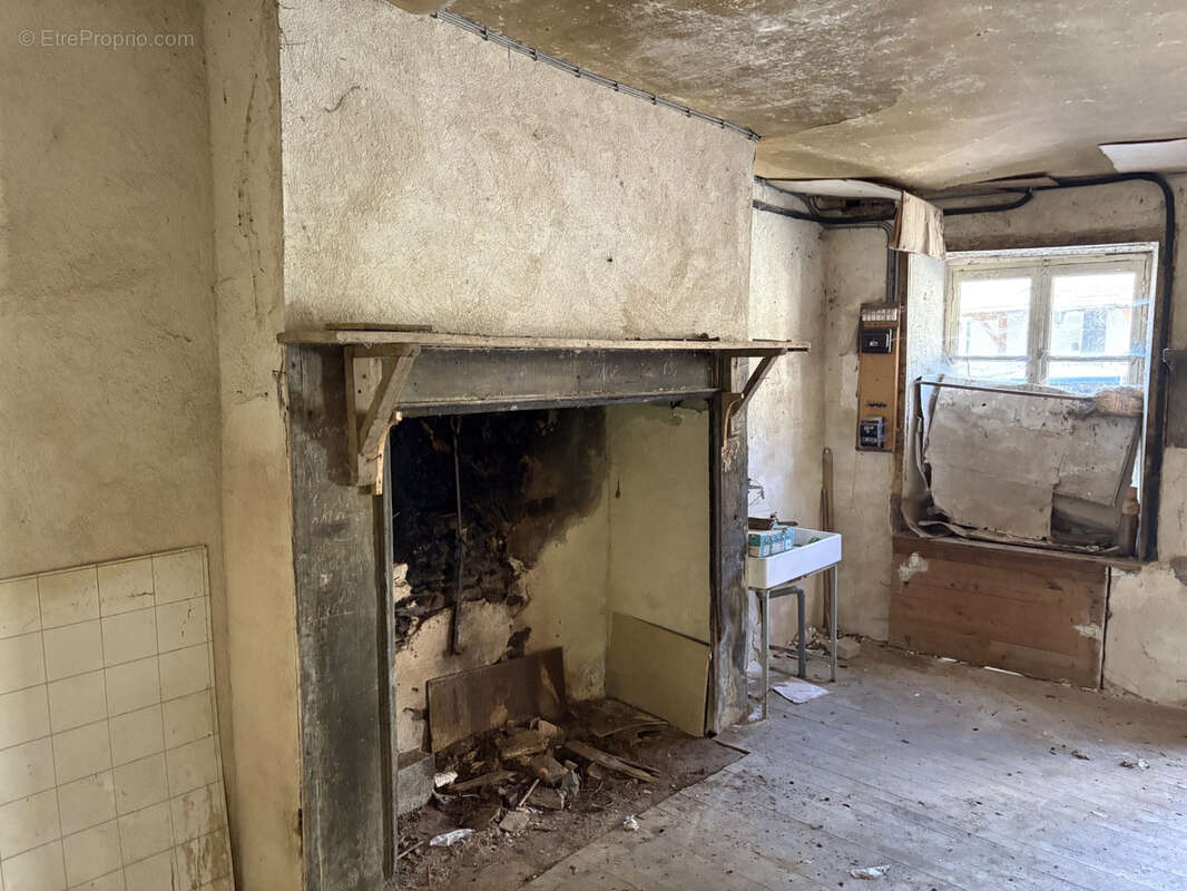 Coussac Bonneval Maison de bourg de 8 pièces à rénover avec cour - photo 5
