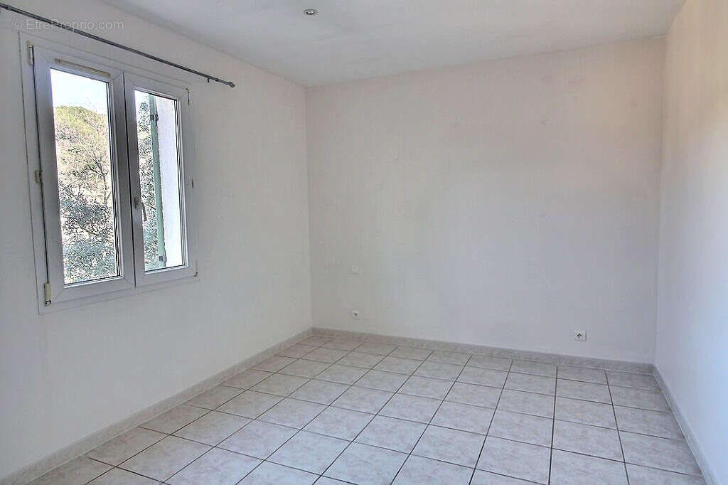 A VENDRE Villa  Venasque proche village sur 1169 m² de terrain clos et arboré. - photo 7