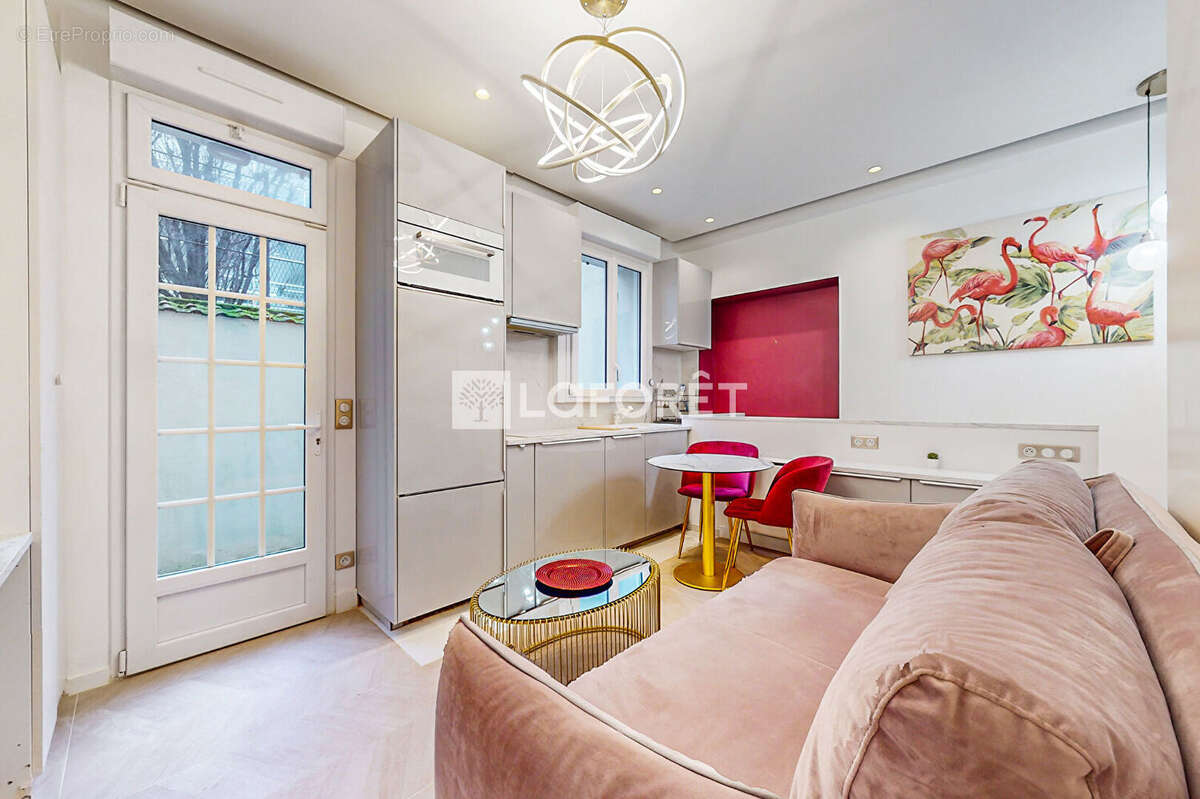 Appartement à PARIS-16E