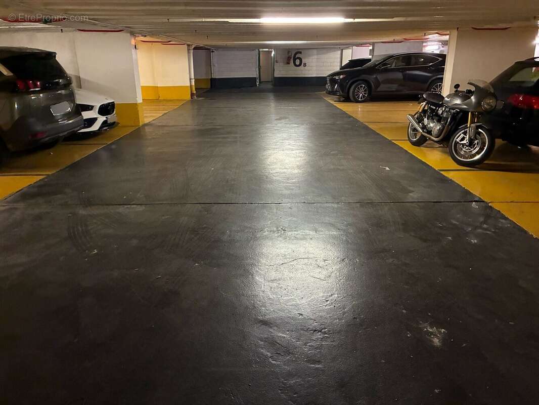 Parking à PARIS-8E