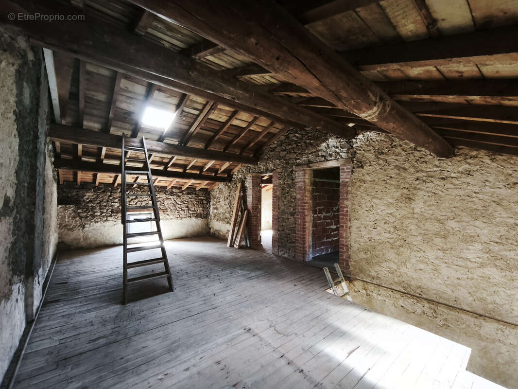 Maison à CONDAT-LES-MONTBOISSIER
