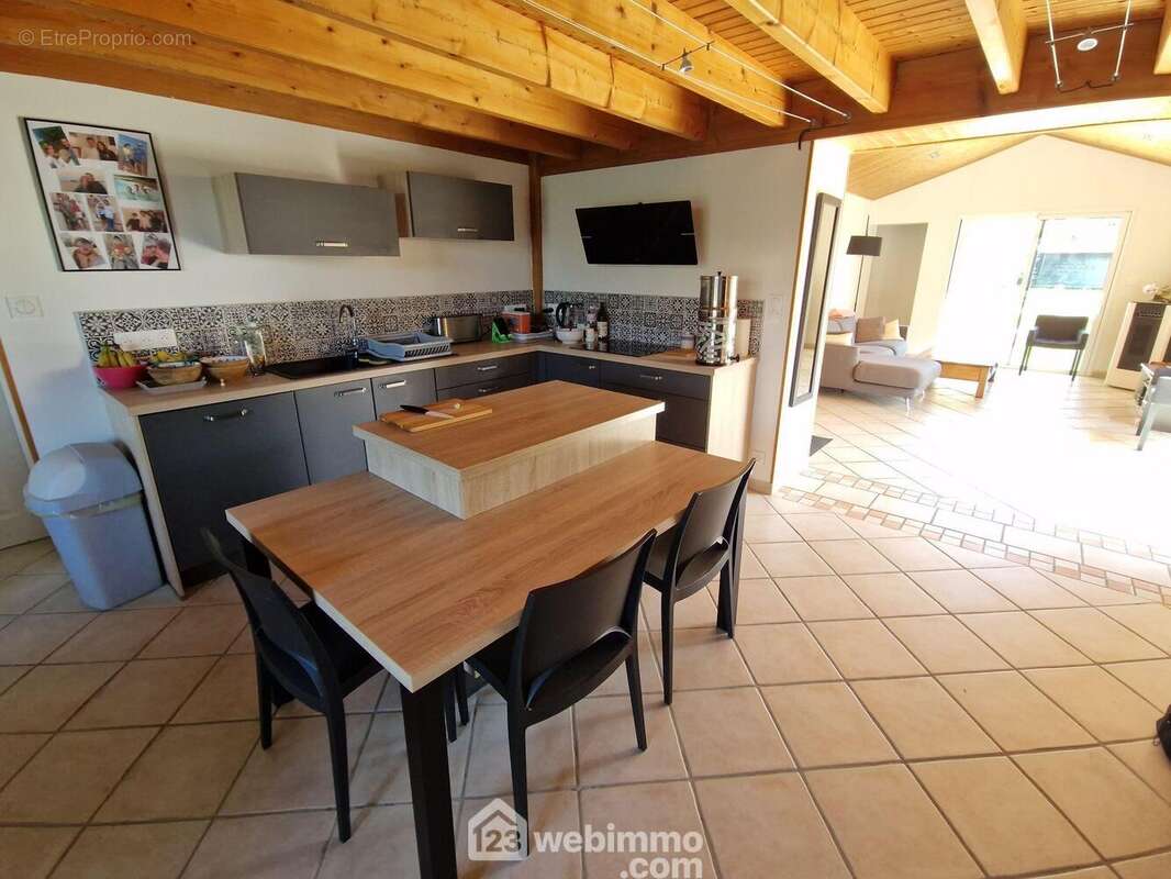 Cuisine aménagée - Maison à LA ROCHE-SUR-YON