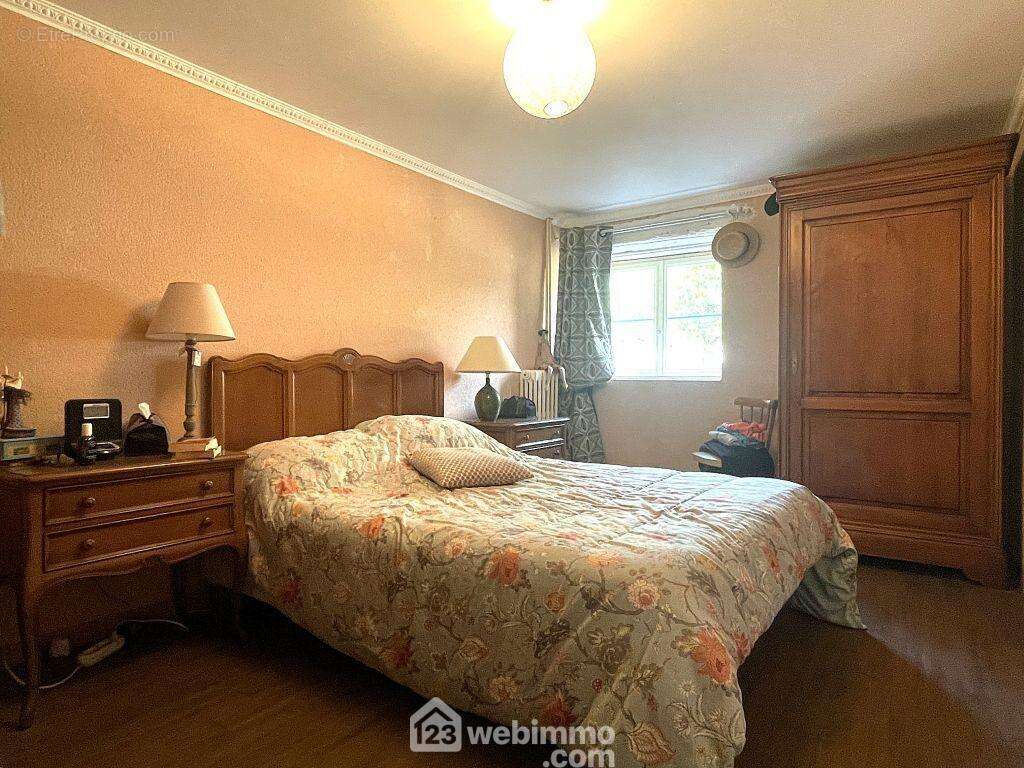 De l'autre côté de la cuisine, un couloir distribue une chambre, - Maison à ORCHES