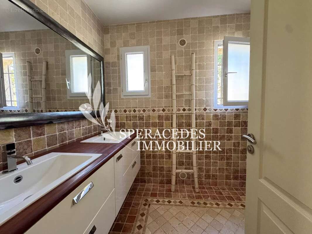 Maison à SAINT-CEZAIRE-SUR-SIAGNE