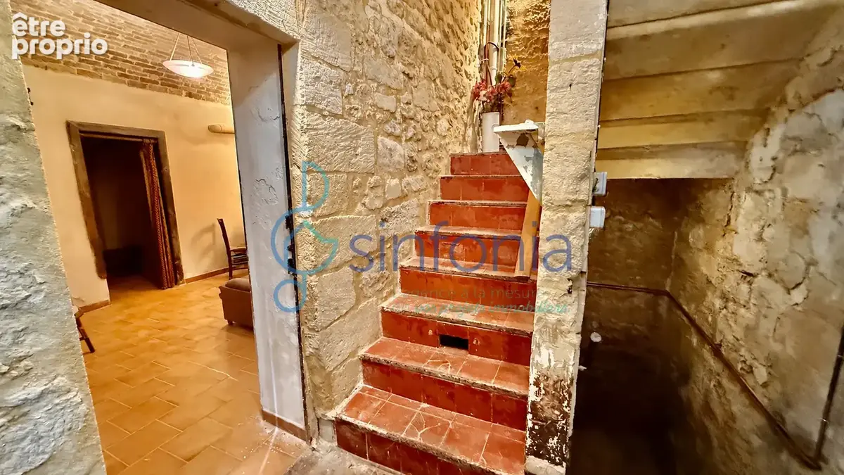 Uzès, maison de ville de caractère adossée au Duché, au cœur du centre historique - photo 2