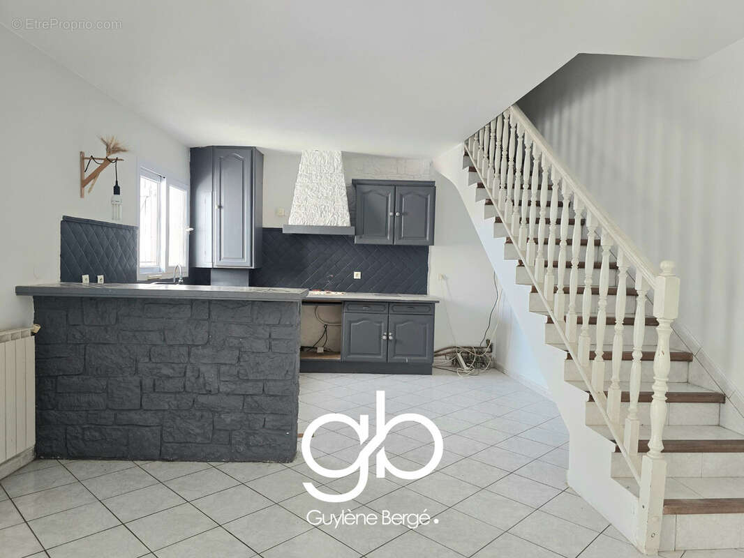 Maison 76 m2 avec grand garage, terrasse plein sud et fort potentiel   Centre de Lunel - photo 2