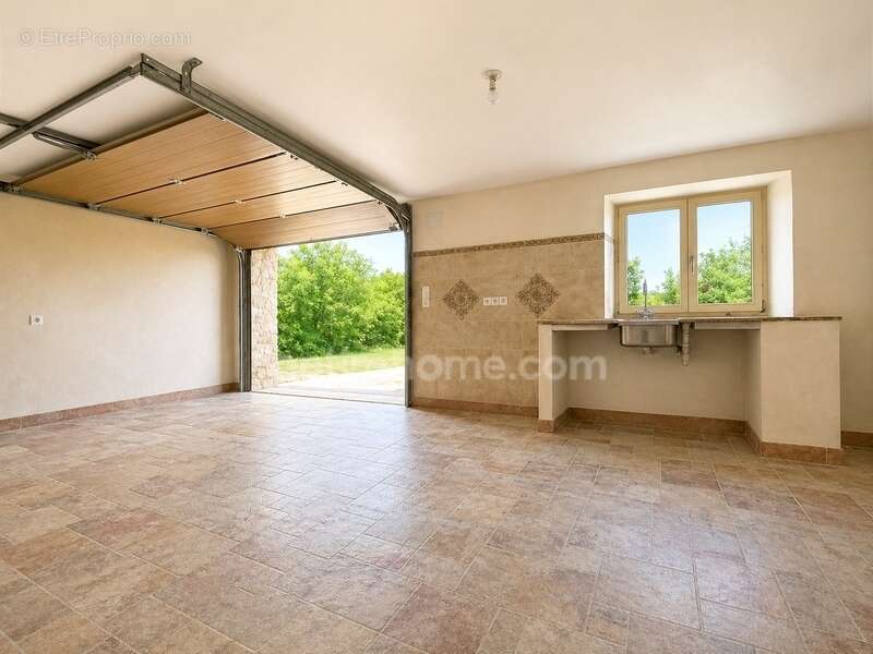 Maison à DOUZAINS