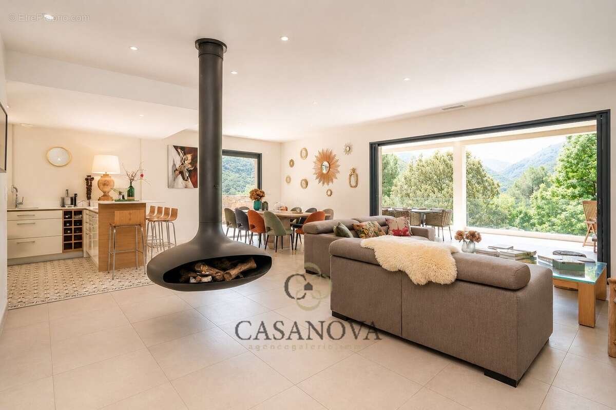 Propriété avec piscine intérieure et extérieure avec terrain de 5 300 m² à Sumène - photo 8