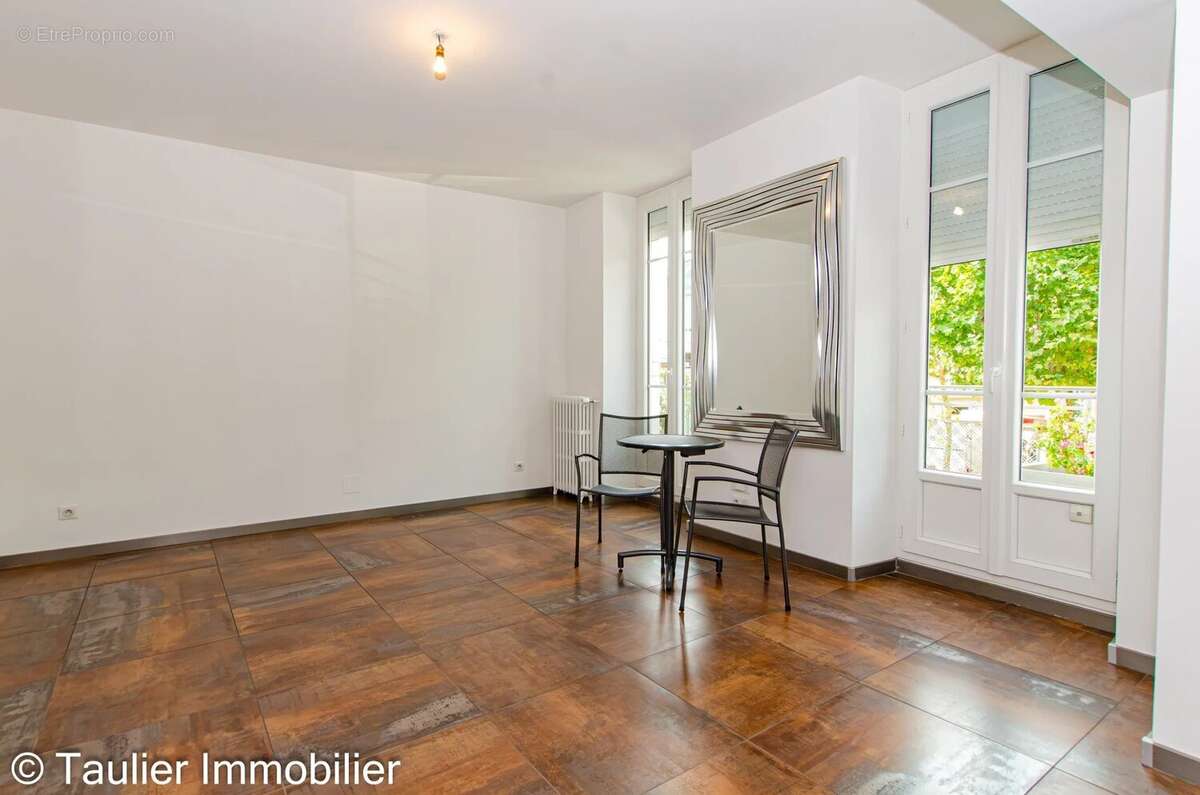 Magnifique T3, 102m² au 1er étage, avec balcon et monte-escaliers - photo 3