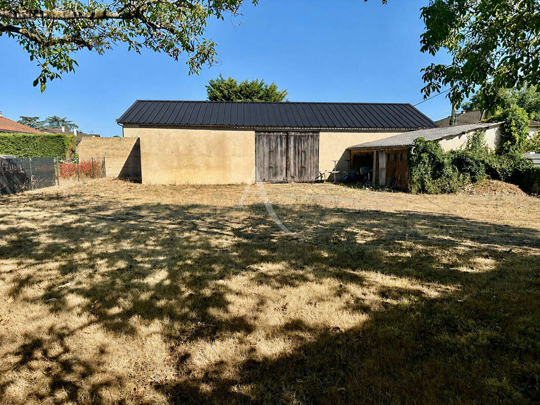 Vivonne batiment a transformer en maison entre 100 et 150 m2 au sol - photo 2