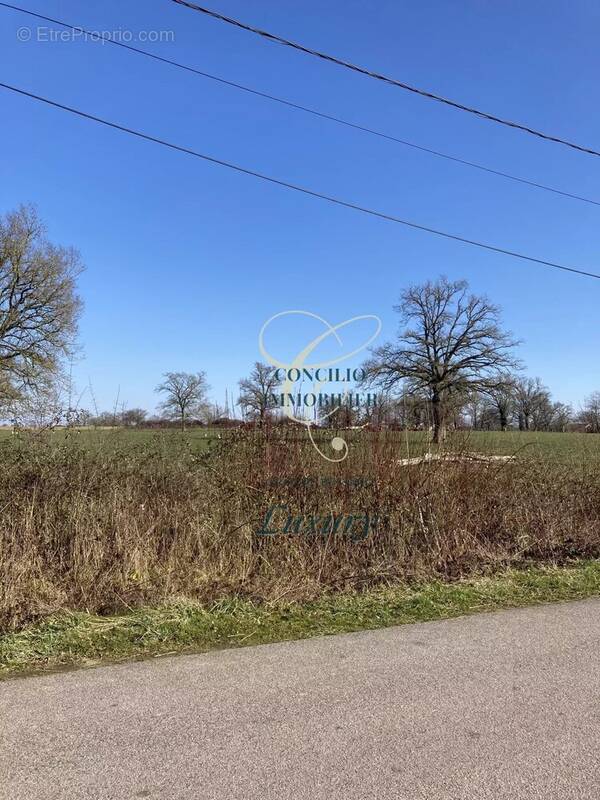 Terrain à LUCENAY-LES-AIX