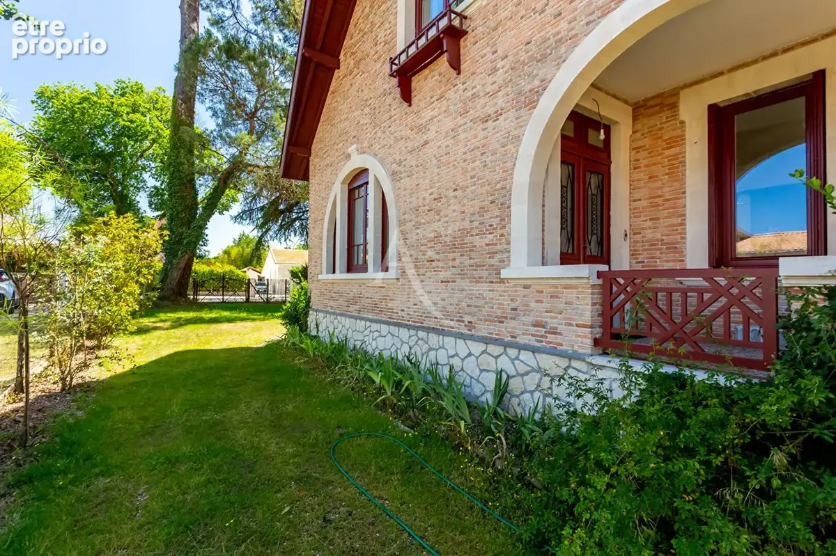 GRADIGNAN - Belle propriété de 231 m² aux belles prestations anciennes conservées - photo 3