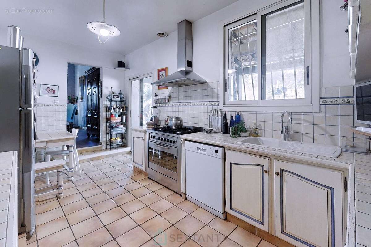 Maison à SAINT-MITRE-LES-REMPARTS