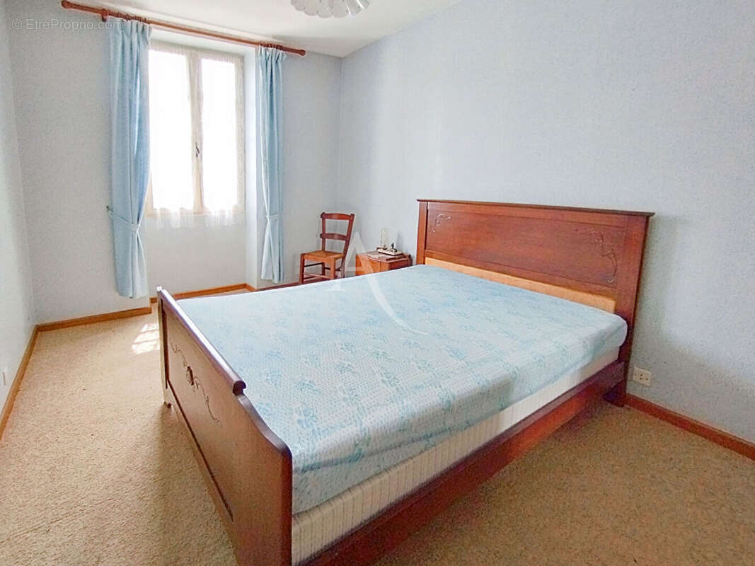 Maison à LES JUNIES