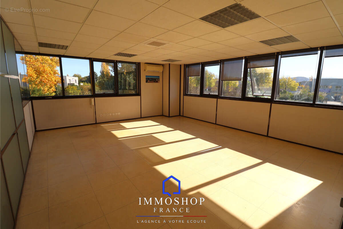 Entrepot + bureau 814 m2 pertuis 84120 - photo 10