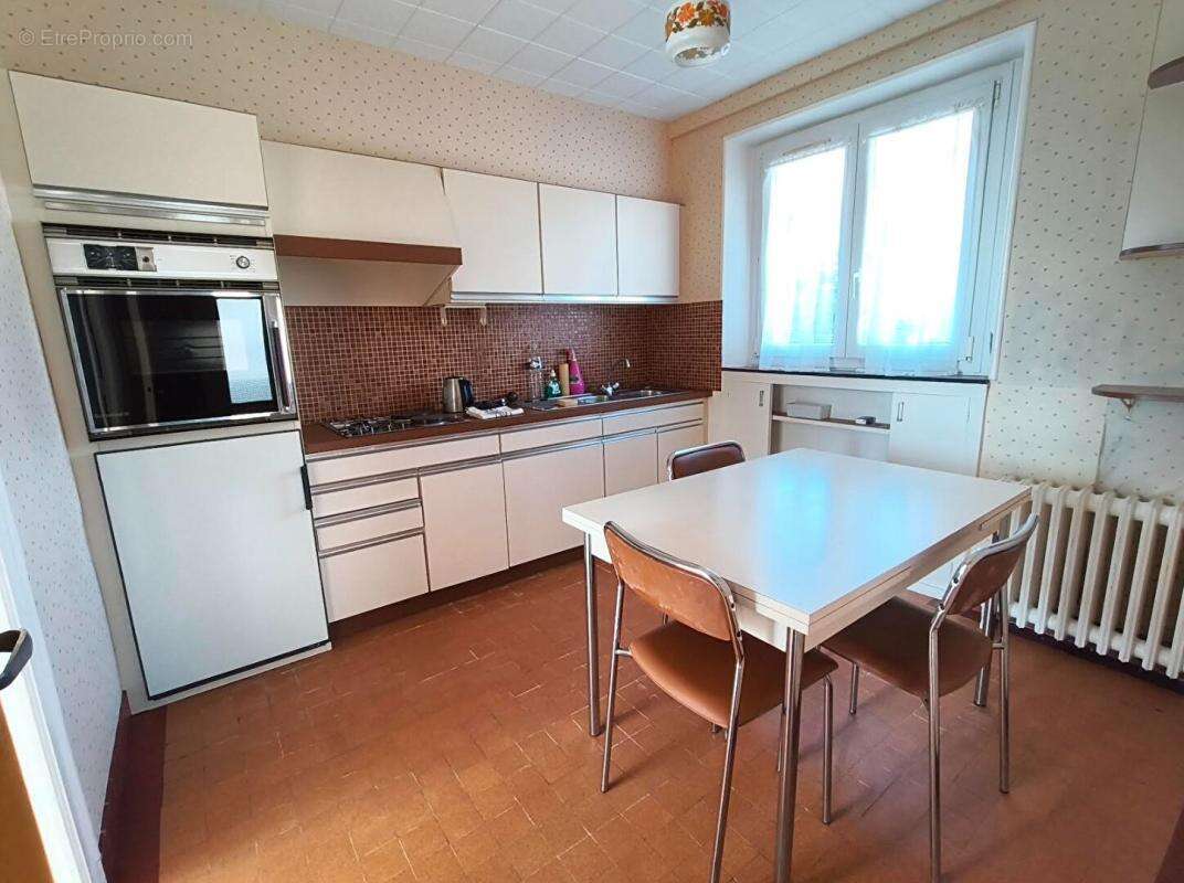 29520 Châteauneuf du Faou maison mitoyenne au calme 3 chambres cuisine salon bureau et garage - photo 4