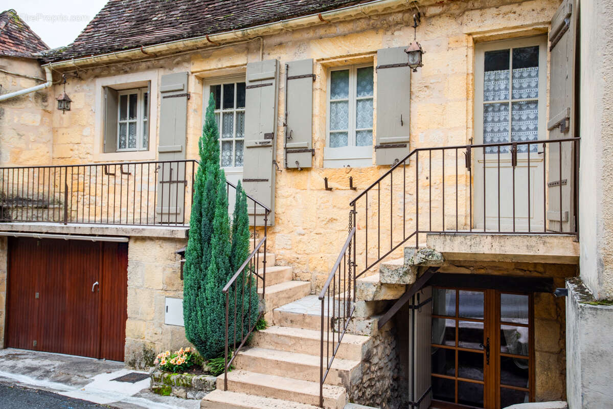 Maison à COUZE-ET-SAINT-FRONT