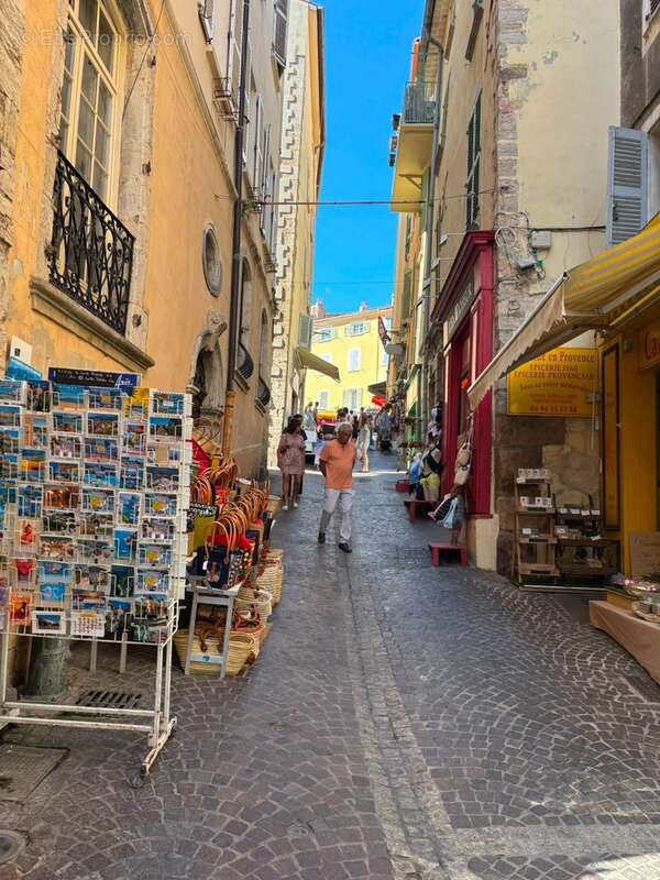 Local à Louer HYERES (83) - Centre Historique - Rue Portalet - photo 2