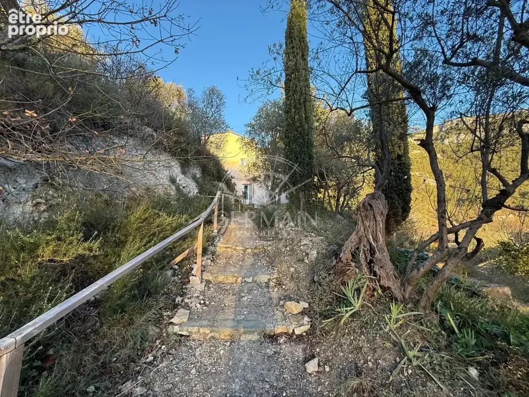 Fontaine-de-Vaucluse, maison atypique de 65 m² avec vue imprenable sur le château et les Monts de Vaucluse - photo 2
