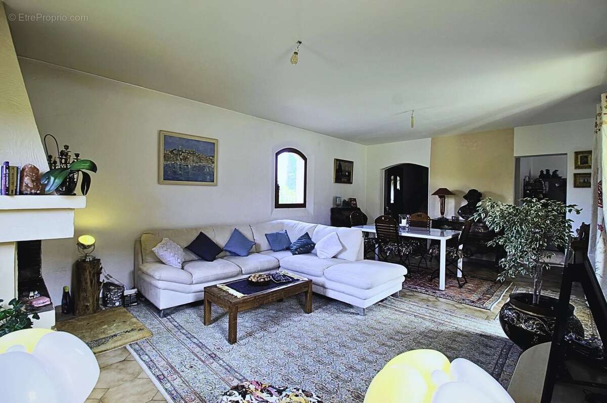 Maison à SAINT-CEZAIRE-SUR-SIAGNE