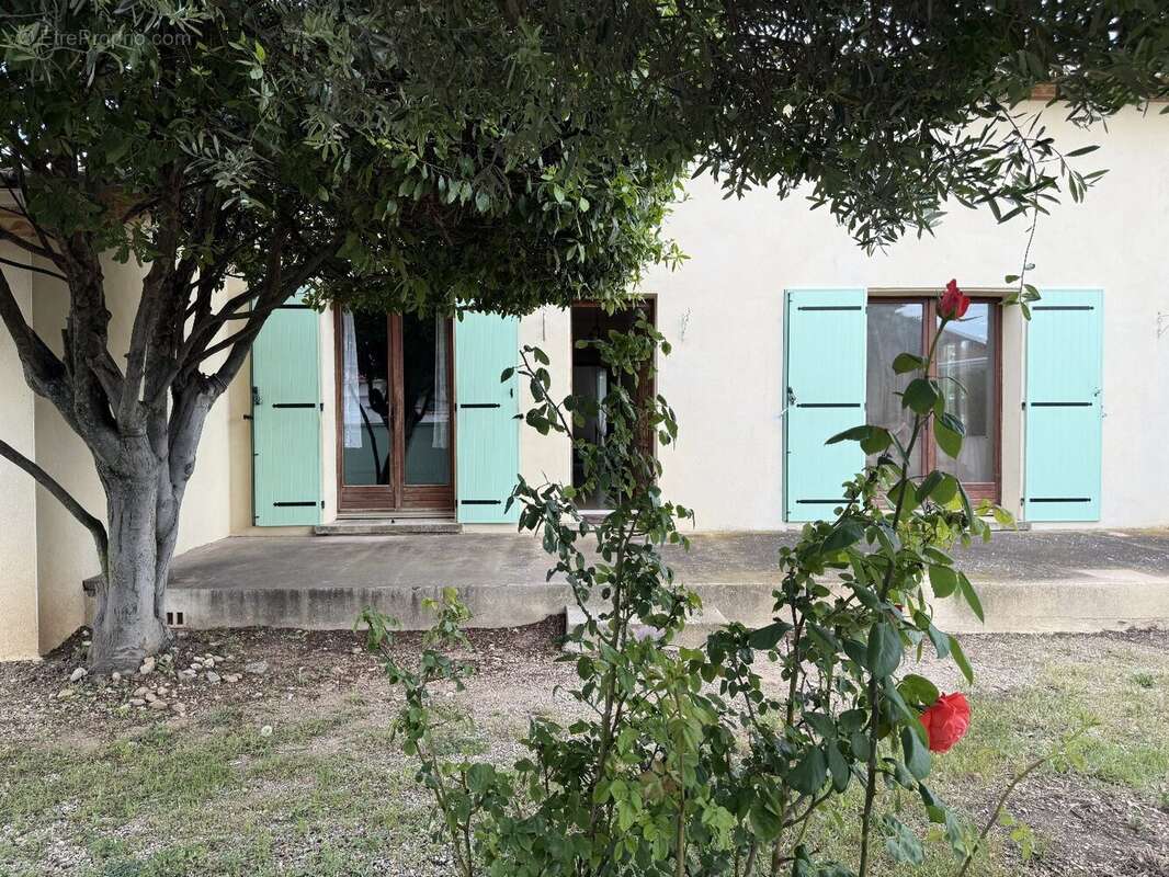 Implantée sur un terrain clos et ensoleillé de 620 m², cette maison de plain-pied développe 115 m² habitables - photo 2