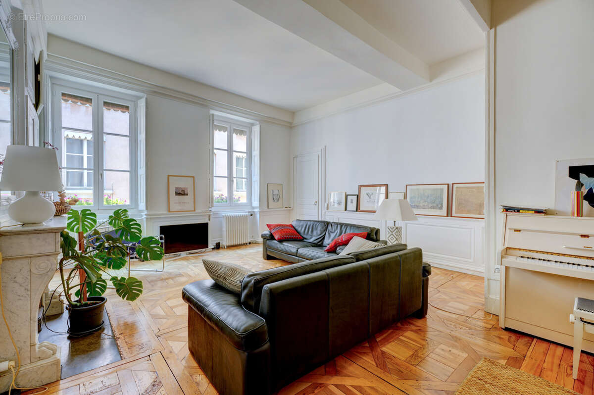 Lyon 1 - Place du Forez  - Superbe T6 de 179 m2 - photo 4