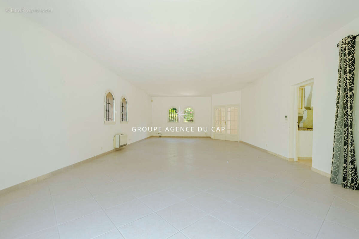 Superbe villa de plain-pied avec 5 chambres, piscine et double garage, proche golf et commerces - photo 5
