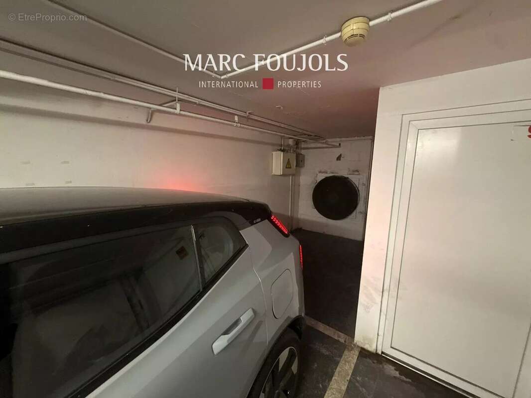 Parking à PARIS-2E
