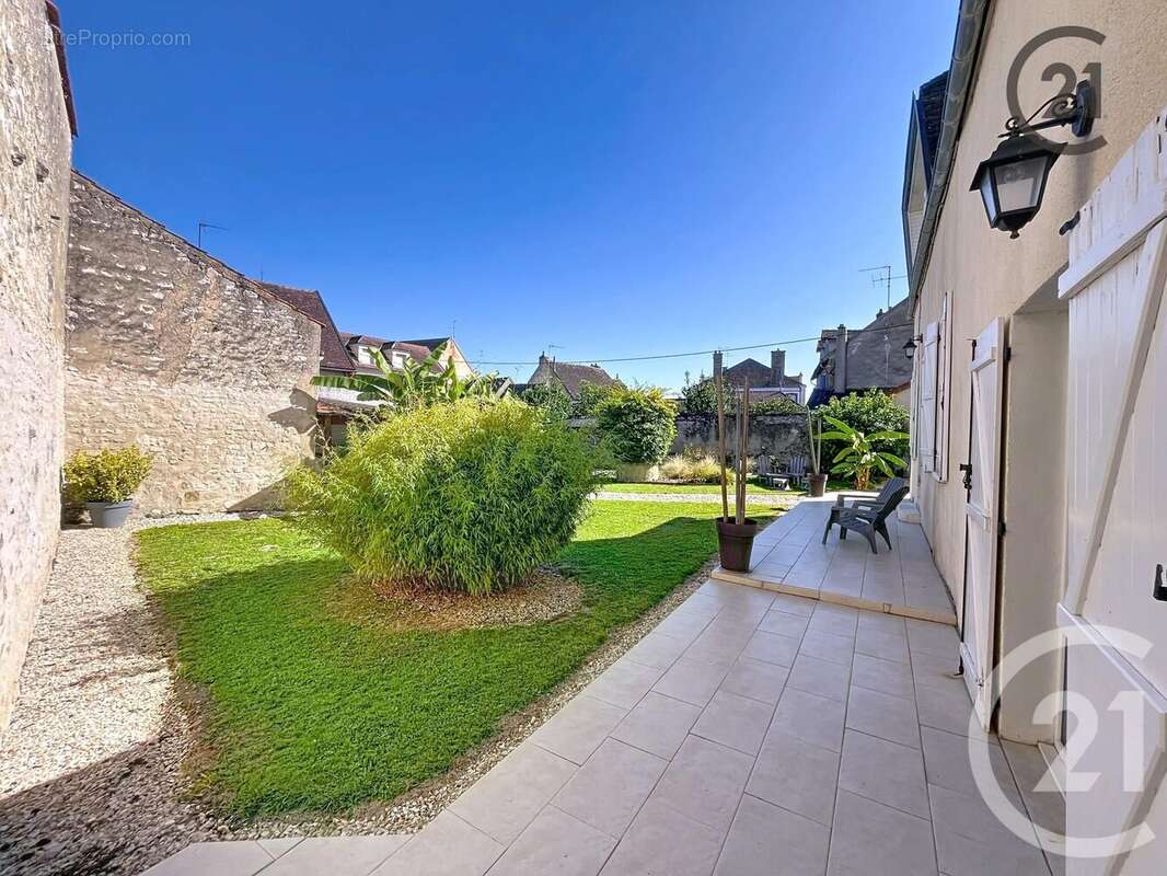 Maison à BRIENON-SUR-ARMANCON