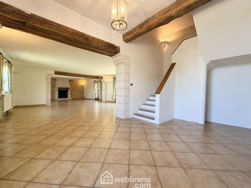 Une vaste entrée de 10 m² - Maison à LAVAL-EN-LAONNOIS