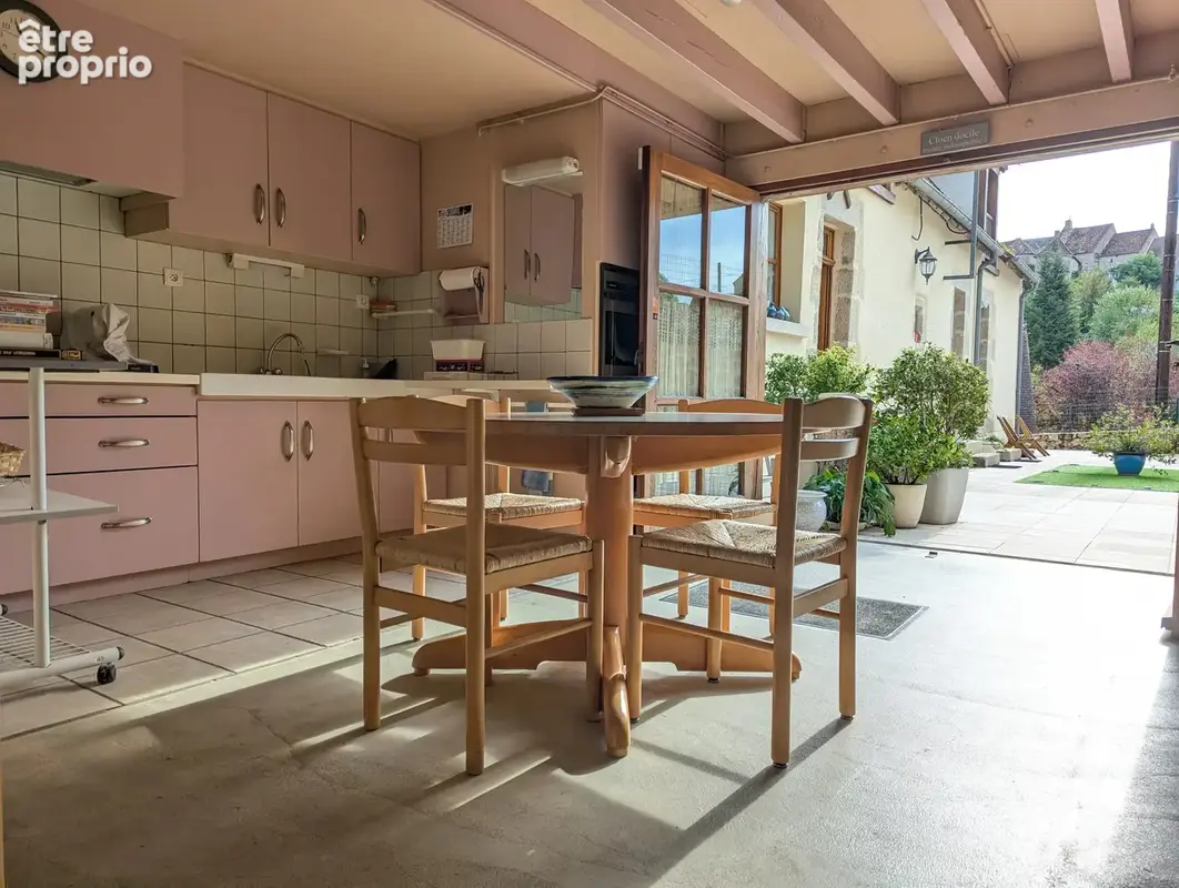 Belle propriété de caractère, idéalement située à quelques minutes à pied de Saint-Benoît-du-Sault - photo 7