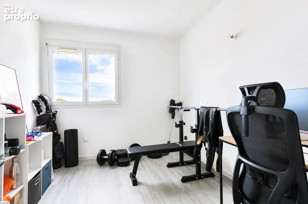 PROCHE COMMERCES - Bel appartement rénové de 70 m² - photo 9