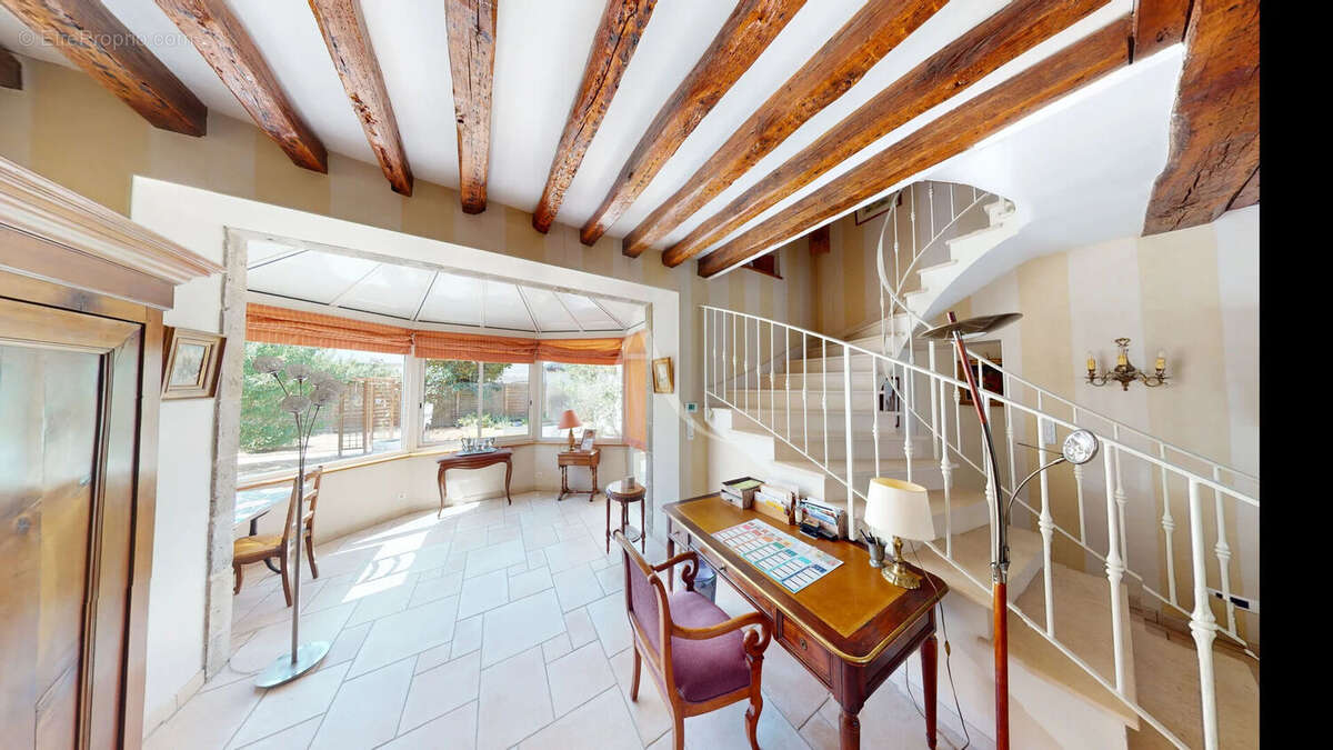 Maison familiale 8 pièces - 206 m2 - Centre ville de Neuville-aux-bois - photo 3