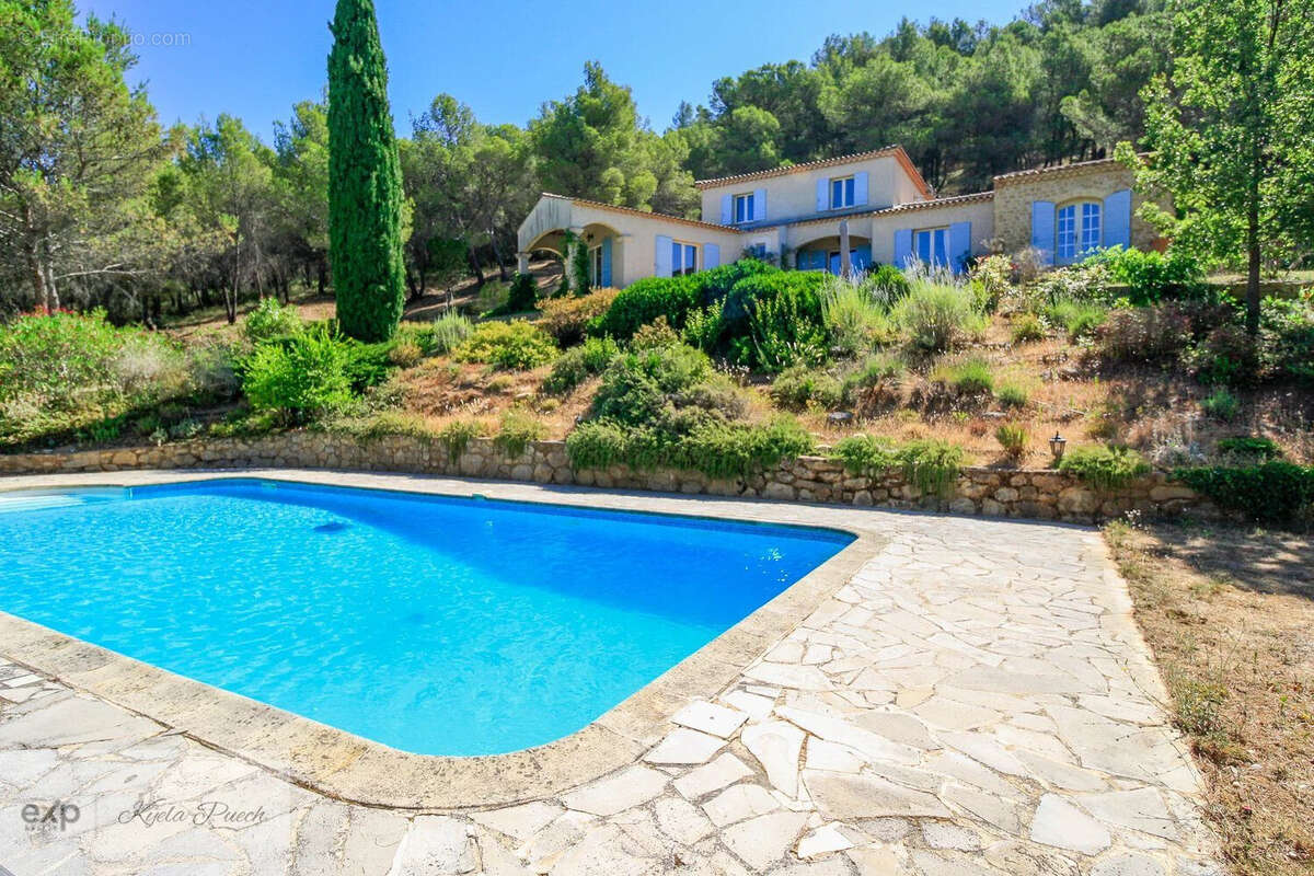 Maison au calme, en campagne, non isolée, charme provençal, terrain, piscine, annexe