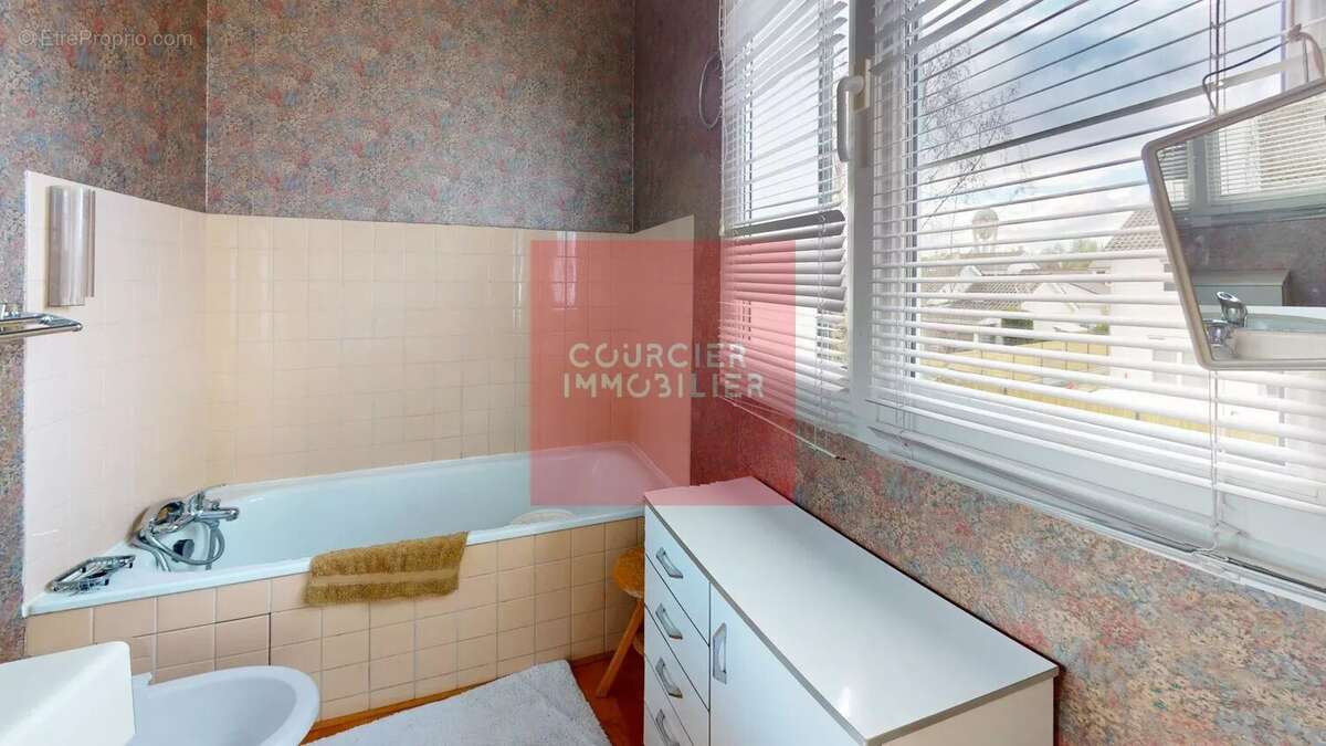 Maison à LE MESNIL-SAINT-DENIS