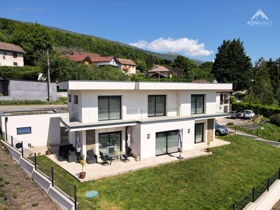 Maison à PERON