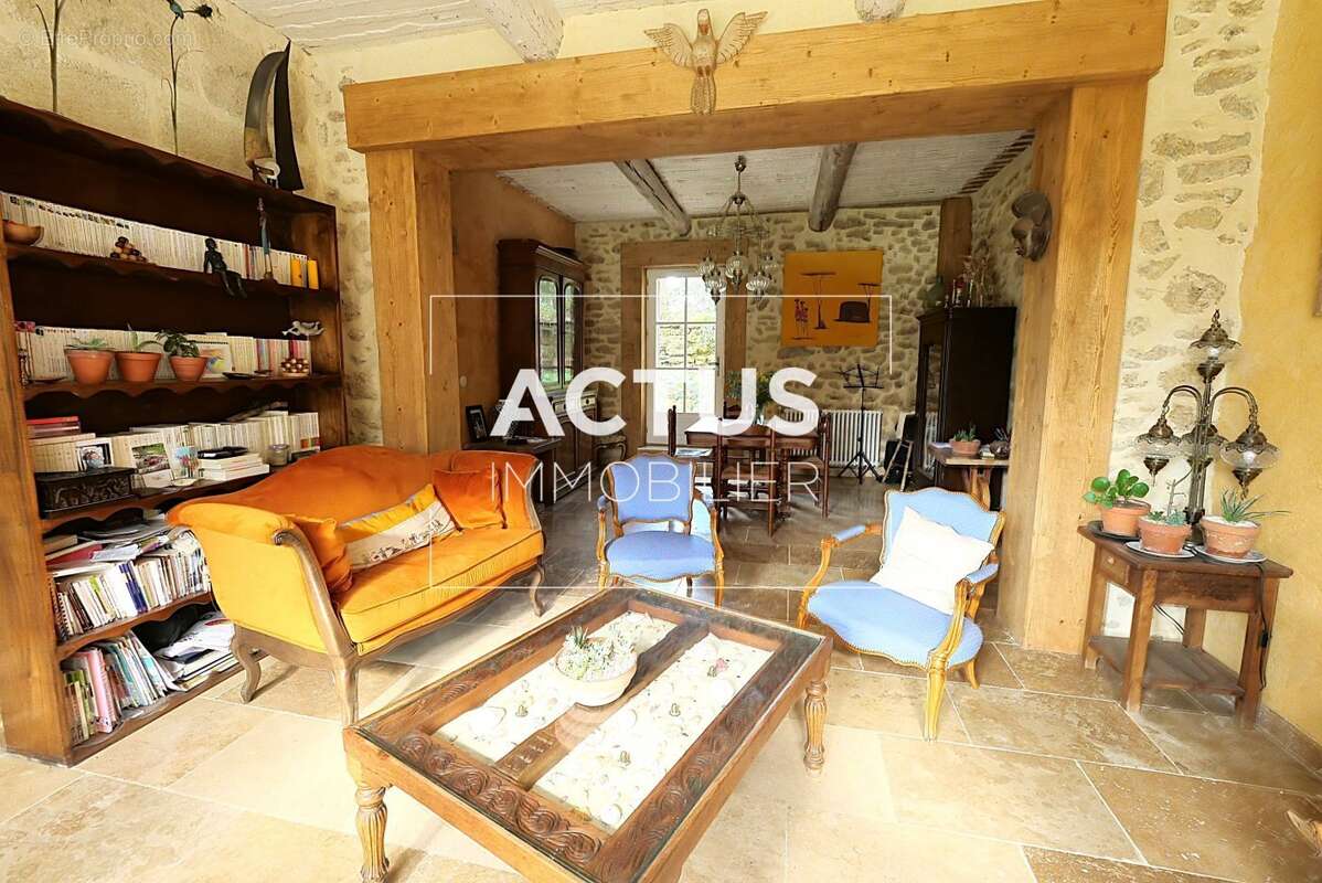 Maison 232 m² à Cornillon-Confoux  - photo 5