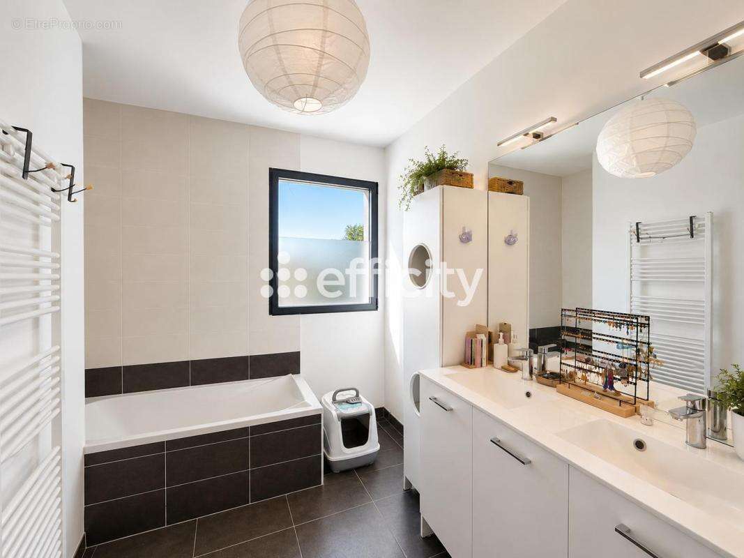 Maison 111 m² à Orgeres  - photo 6