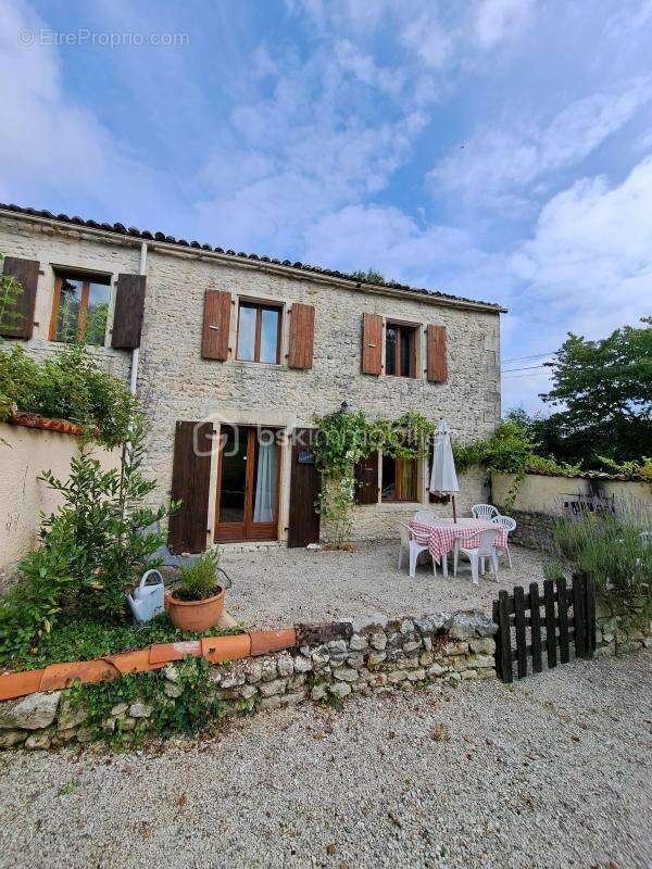 Maison à SAINT-PIERRE-DE-JUILLERS