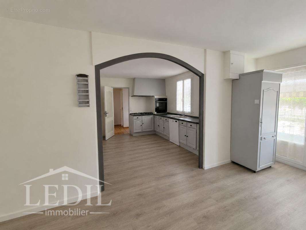 Maison de plain-pied avec 3 500 m² de terrain, dépendances et cadre de vie privilégié - photo 2