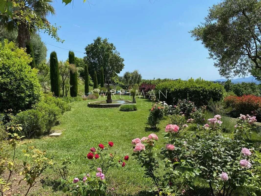 Maison à CHATEAUNEUF-GRASSE