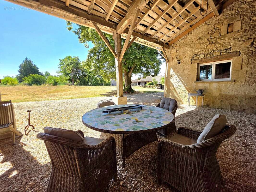 Maison de caractère en pierre rénovée avec vaste grange, près de Lauzun - photo 2