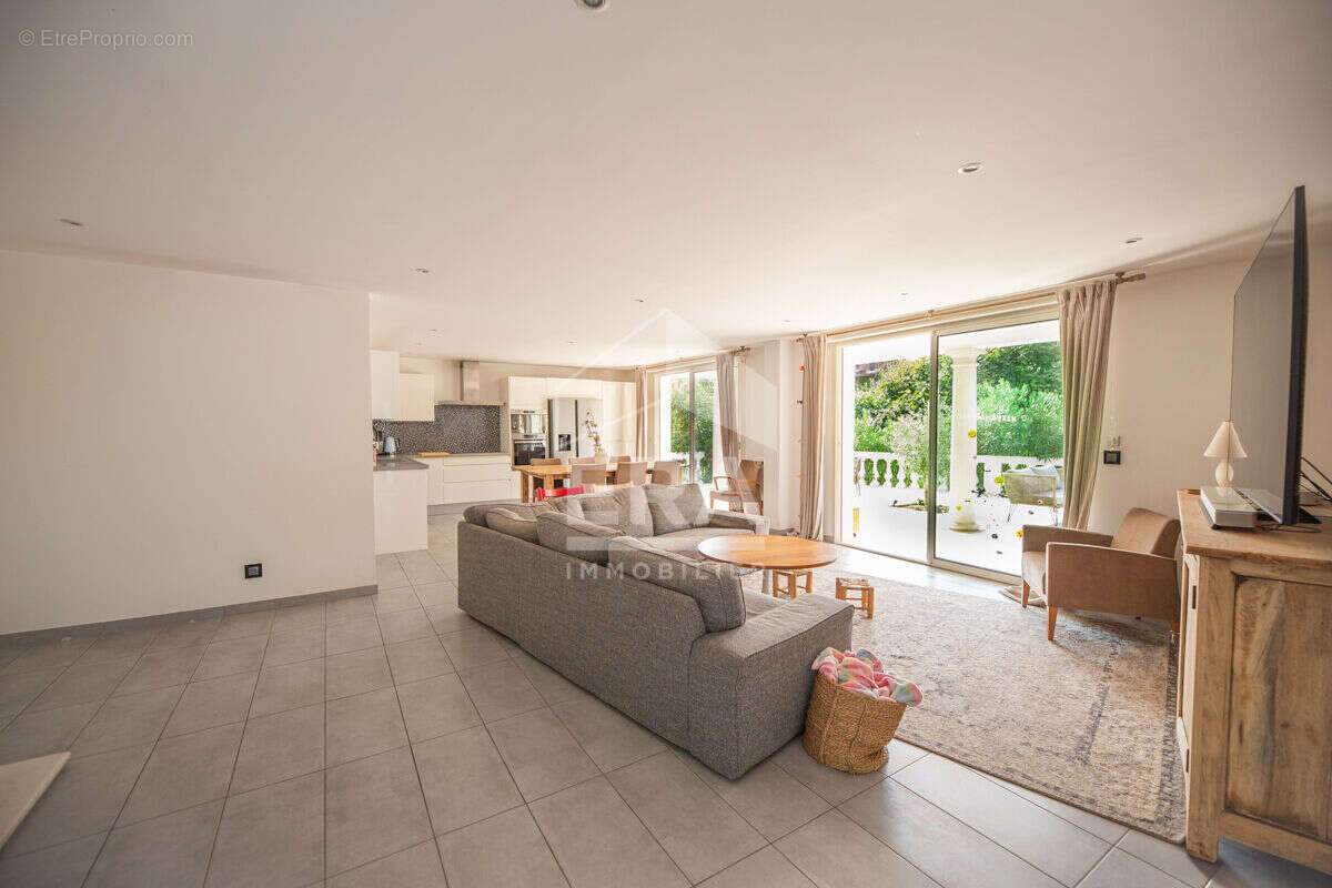 Maison à LA ROQUETTE-SUR-SIAGNE