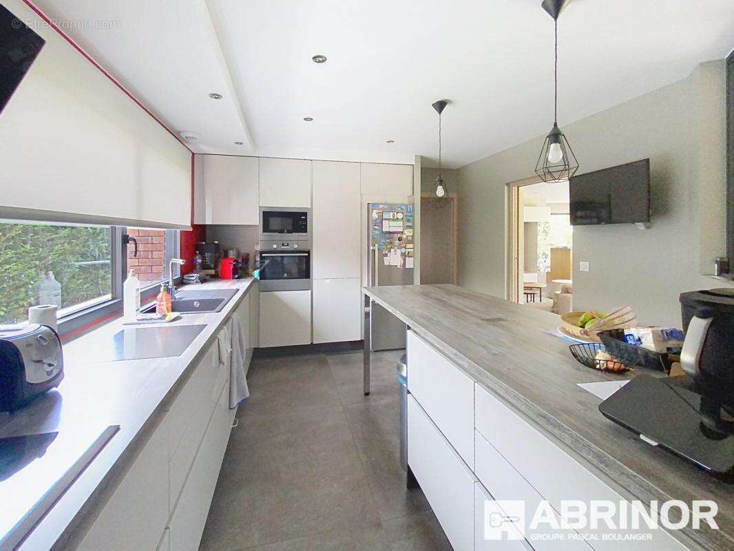 Maison d'architecte bâtie sur 1721 m² - photo 5