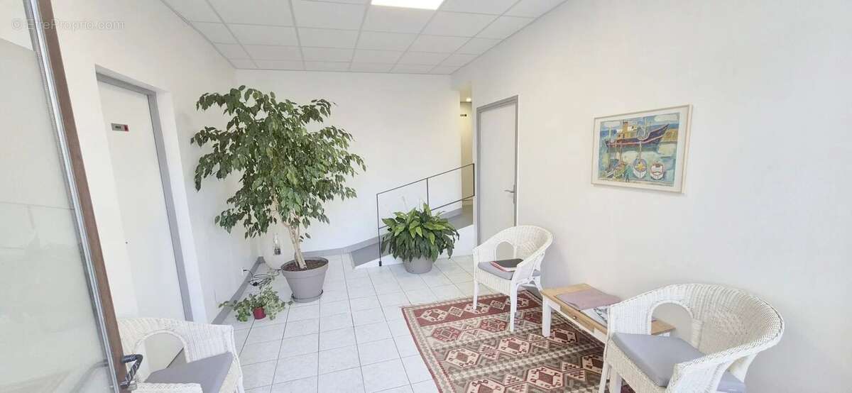 Maison en pierre à rénover avec local professionnel restauré en activité. - photo 4