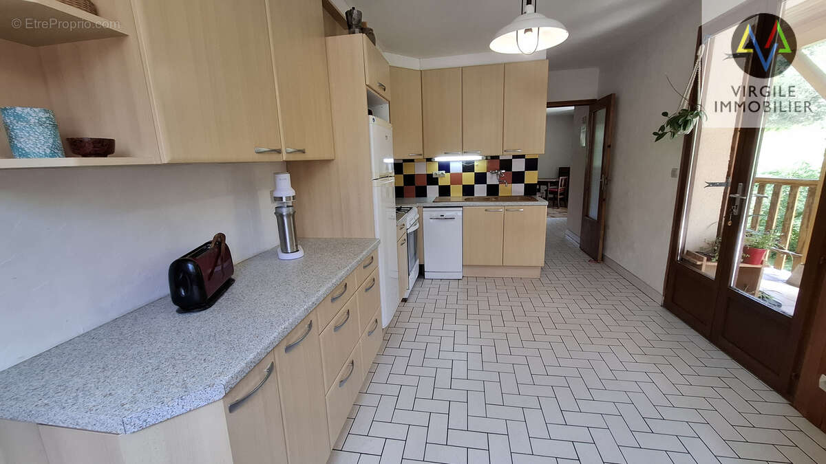 Maison avec terrasse, grand terrain, plage privative et fort potentiel à Rochejean - photo 6