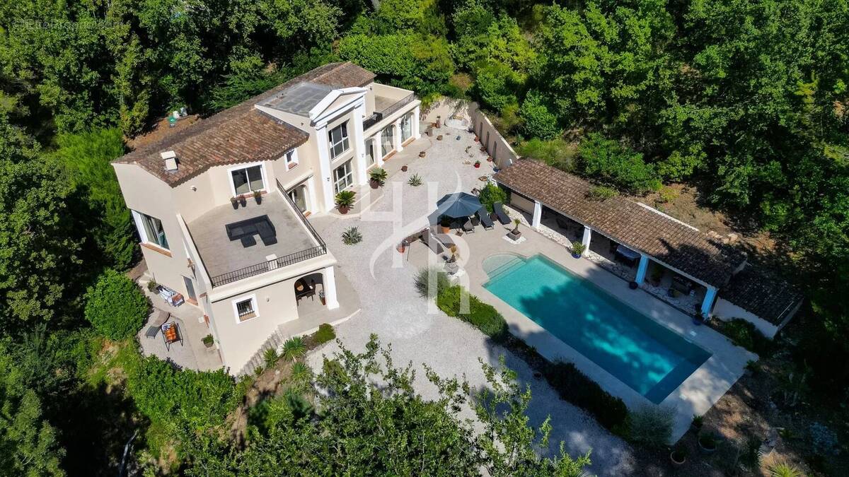 Propriété unique à Mougins — un havre de paix familial avec forêt, pool house et vie de village. - photo 2