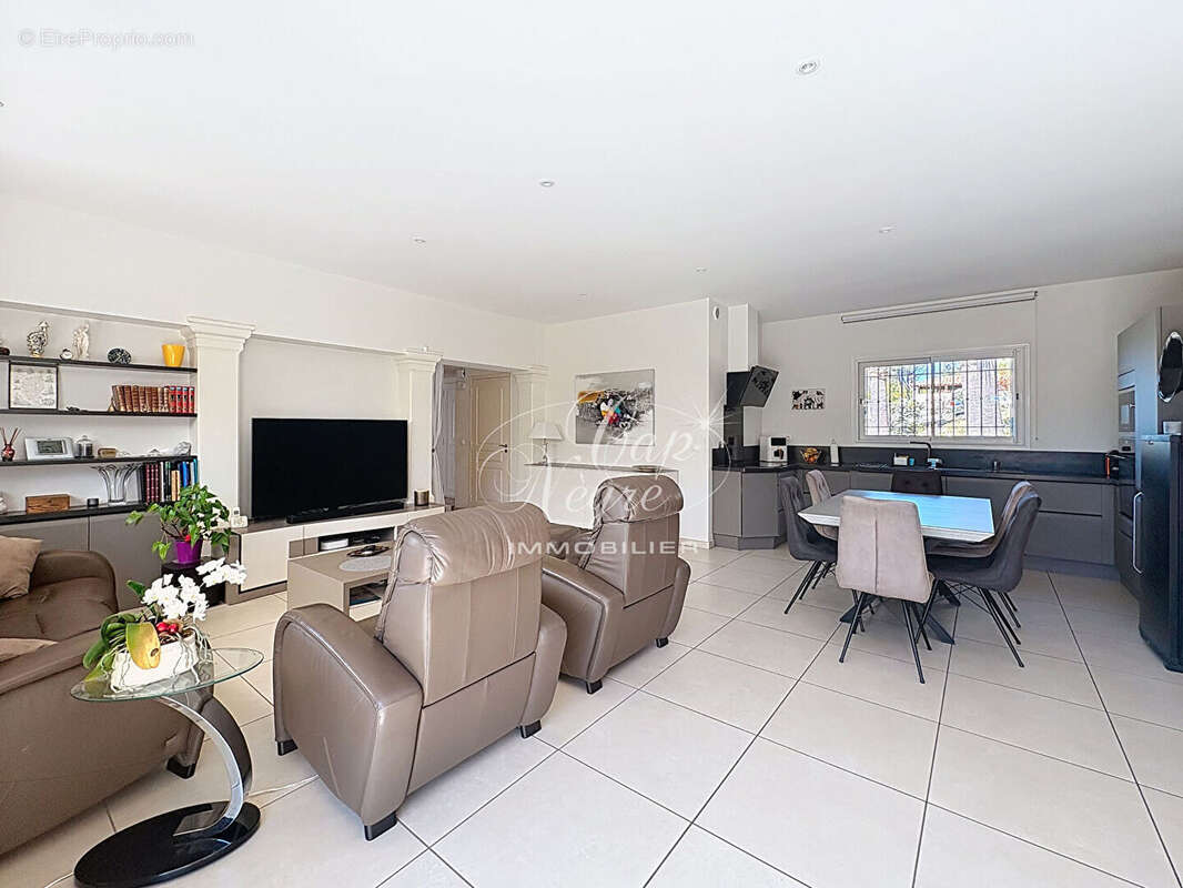 Maison rénovée proche commodités avec jardin et 3 parkings à vendre à sainte maxime - golfe de saint tropez - photo 5