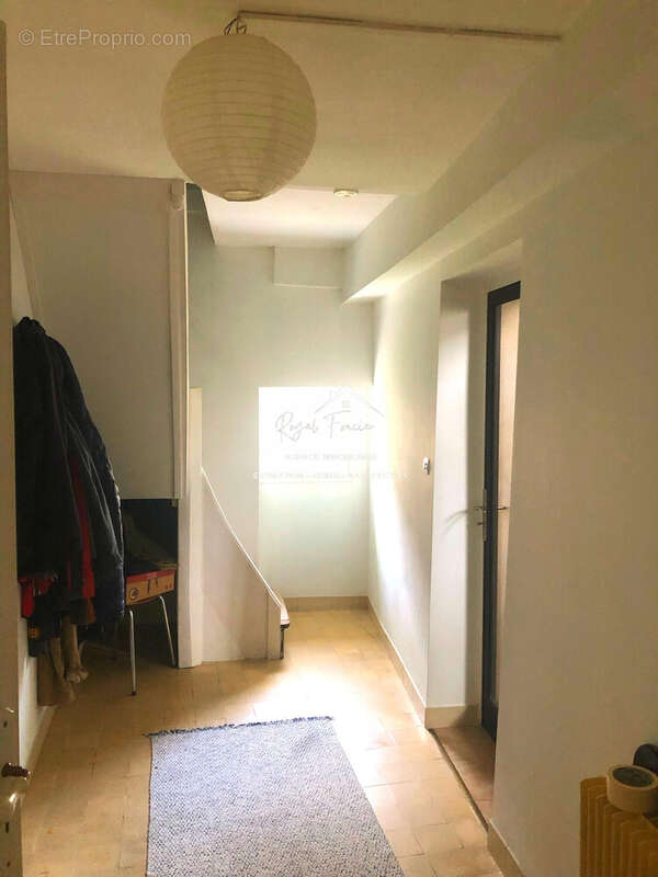 Couloir qui donne accès à l&#039;étage/ garage/ SDB/ terrasse  - Maison à DESCARTES